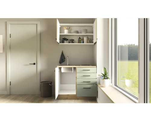 Kleine kitchenette met gootsteen, kasten en laden