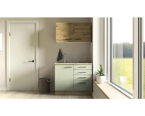 Compacte kitchenette met gootsteen, onderkast, bovenkast en raam voor kleine ruimtes