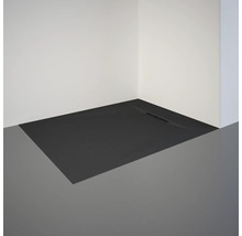 Zwarte douchebak van steengoed in een badkamer