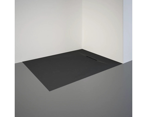 Zwarte douchebak van steengoed in een badkamer