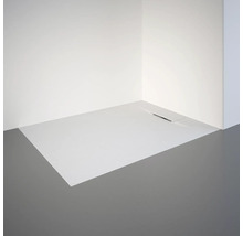 Inloopdouche met afvoer in een badkamerhoek