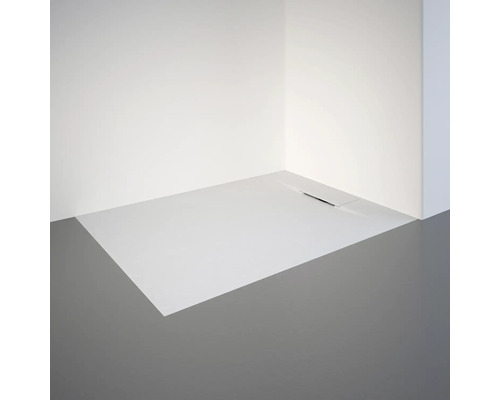 Inloopdouche met afvoer in een badkamerhoek