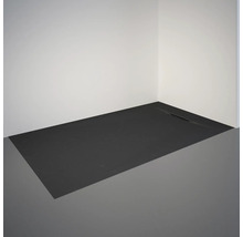 Hoekweergave van een douchebak met afvoer in een badkamer