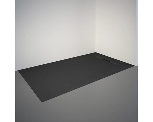 Hoekweergave van een douchebak met afvoer in een badkamer