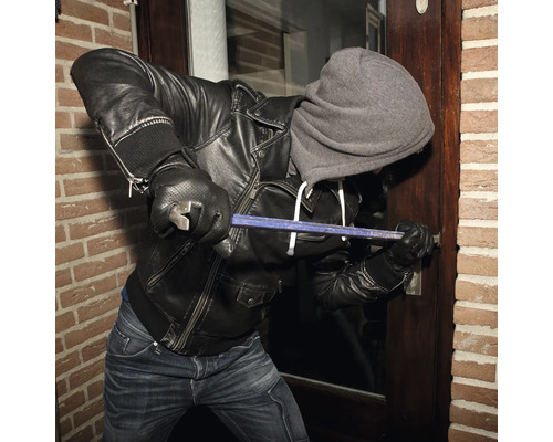 Inbreker probeert een deur open te breken met een breekijzer