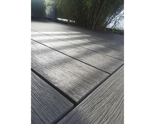 Terrasplanken van houtcomposiet in de buitenruimte