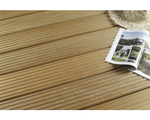 Houten terrasplanken met tijdschrift en hoed