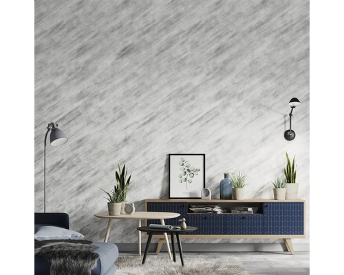 Woonkamer met bank, tafel, dressoir, kamerplanten en wandlampen