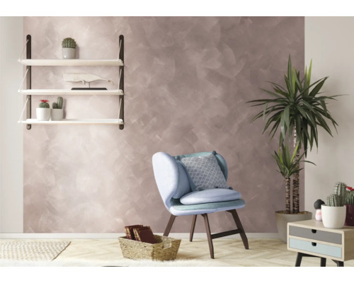 Woonkamer met gestructureerde muur, fauteuil, plant en plank