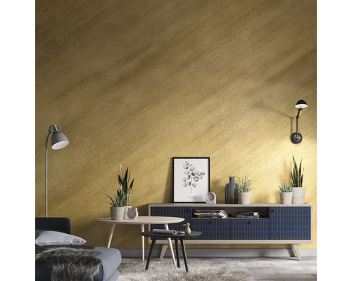 Woonkamer met gouden behang, bank, tafel en decoratie