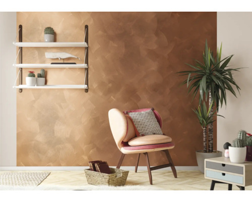 Woonkamer met bruin wandontwerp, rek, fauteuil, kamerplant en bijzettafel.