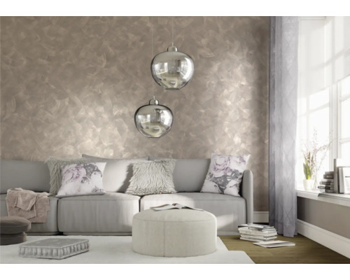 Woonkamer met effectverf op de muur, bank, kussens en twee hanglampen