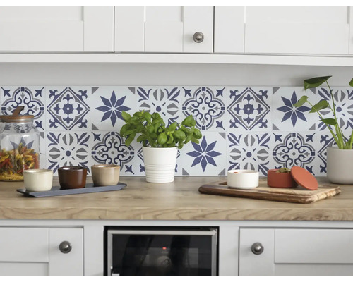 D-C-FIX Plaktegel PVC zelfklevend nadia blauw 15,2x15,2 cm 6 stuks Keukenscène met tegels met patroon, werkblad en keukengerei
