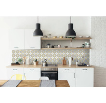 Lichte keuken met tegelachterwand in retrostijl, keukenkasten en houten werkblad