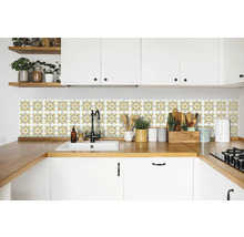 Lichte keuken met tegelachterwand in oosterse stijl