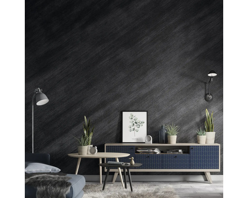 Moderne woonkamer met donkere muur, dressoir, bank en planten.