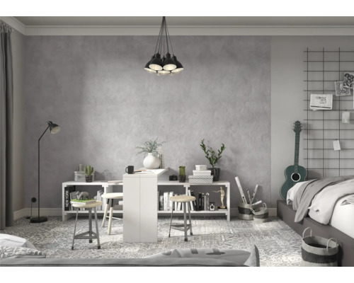 Lichte werkkamer met bureau, planken en decoraties