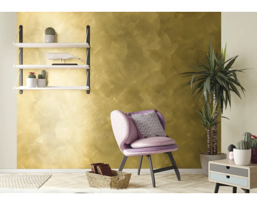 Decoratieve woonkamer met goudkleurige muur, fauteuil en plank