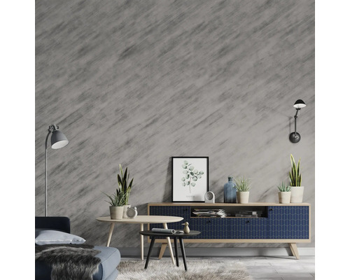 Woonkamer met bank, salontafel en dressoir tegen een grijze muur