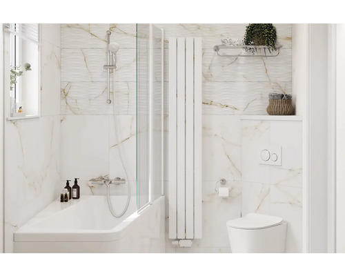 Badkamer met ligbad, douchewand, handdoekradiator en toilet tegen wandtegels met marmerlook
