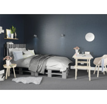 Slaapkamer met palletbed, bureau en stoel