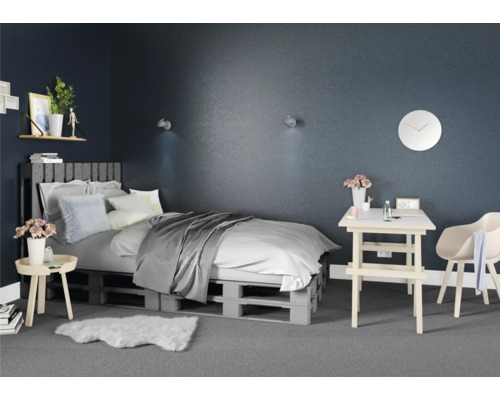 Slaapkamer met palletbed, bureau en stoel