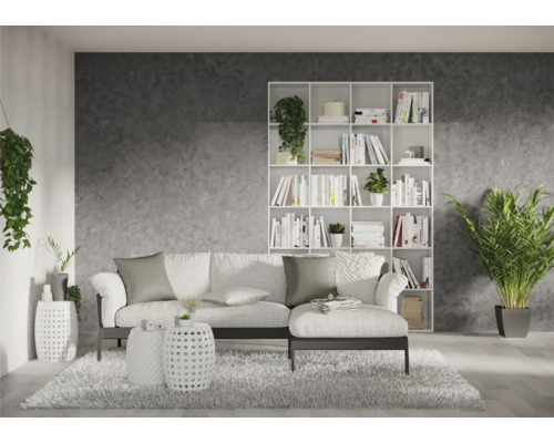 Woonkamer met bank, boekenkast en kamerplanten