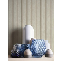 Decoratieve vazen in verschillende vormen en materialen voor een wand met houtlook.