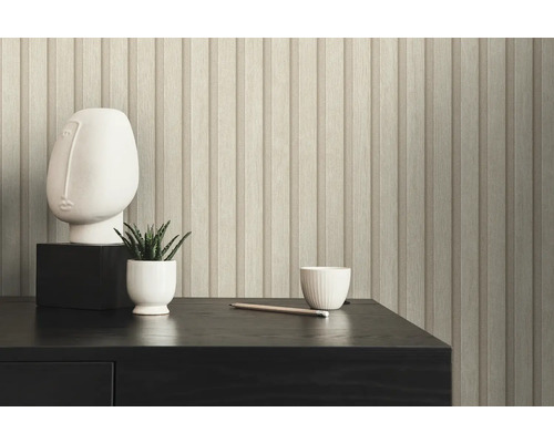 Close-up van een muur met houten lambriseringbehang, een sculptuur, een plant en een kopje op een tafel.