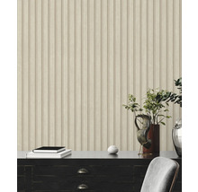 Decoratieve wand met paneelbehang in houtlook, gecombineerd met een dressoir en planten