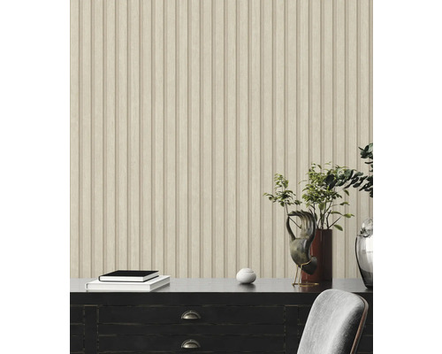 Decoratieve wand met paneelbehang in houtlook, gecombineerd met een dressoir en planten