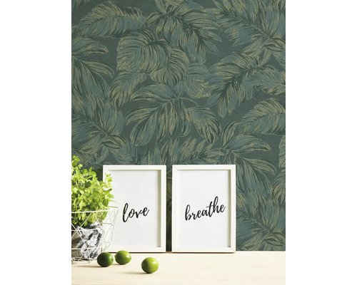 Kamer met een groen behang met bladerpatroon