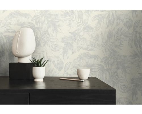 Kamerimpressie met behang met motief, decoraties en een donkere tafel