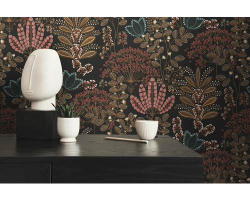 Decoratief bloemenbehang met plantmotieven op een donkere commode met accessoires.