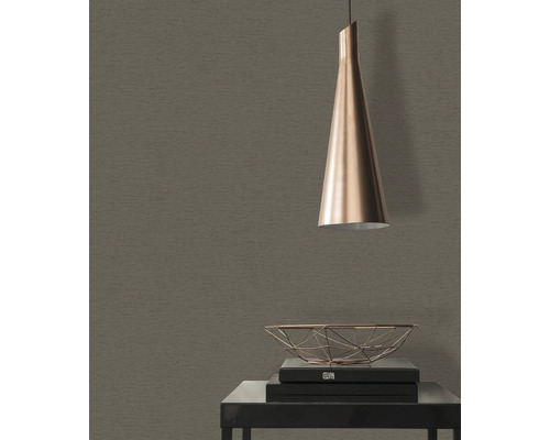 Decoratief behang met textielstructuur in de woonkamer met lamp en decoratie.