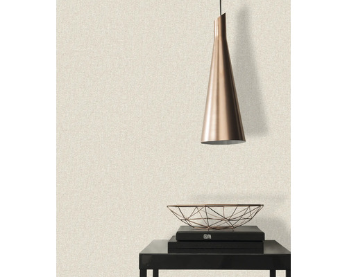 Scene met textielbehang, lamp, schaal en tafel