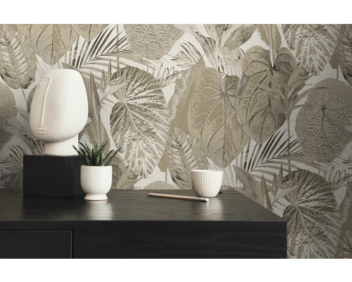 Decoratieve kamer met een donkere commode en een behang met bladerdessin