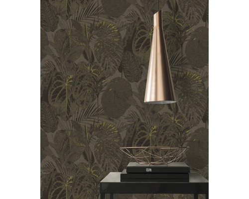 Woonkamer met een behang met bladerpatroon, een hanglamp en een tafel