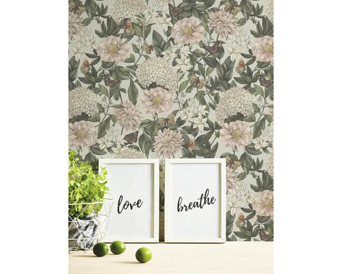 Woonkamer scène met bloemenbehang, twee ingelijste foto''s met de tekst liefde en ademen, potplant en limoenen