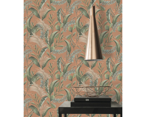 Kamer met tropisch bladerenbehang, lamp en decoratie