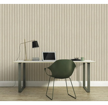 Een werkkamer met een bureau, een stoel en wandpanelen