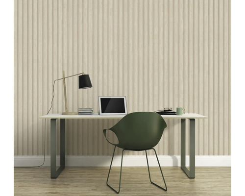 Een werkkamer met een bureau, een stoel en wandpanelen