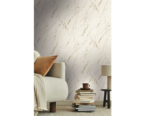 Decoratieve woonkamer met bank en behang met patroon