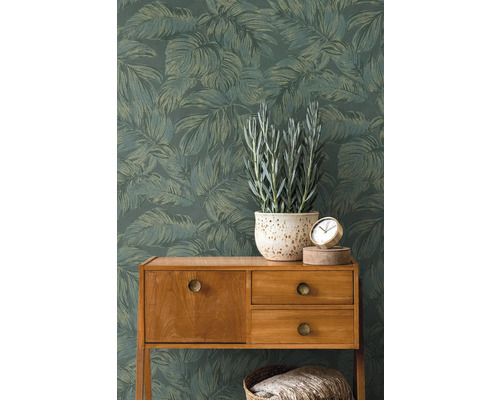 Woonkamer scène met dressoir, potplant en tropisch bladerenbehang