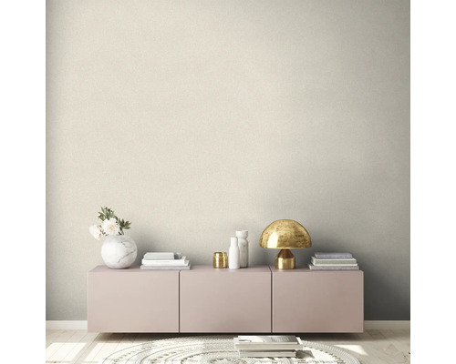 Lichte kamer met beige behang, dressoir en decoraties