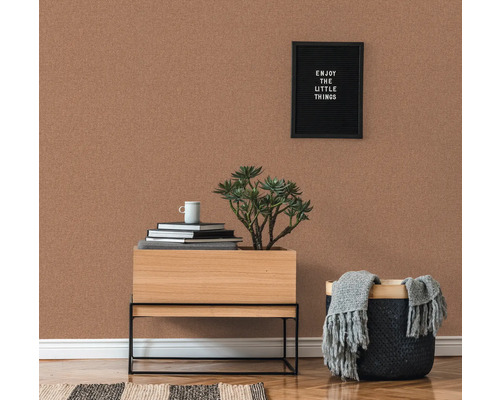 Kameroverzicht met kurkbehang, nachtkastje, plant en decoratie