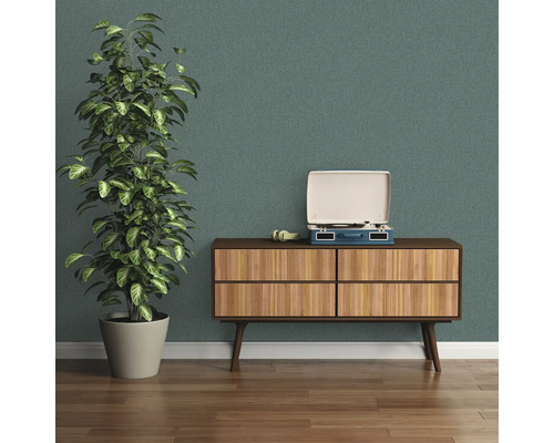 Decoratieve kamer met kamerplant, platenspeler en dressoir