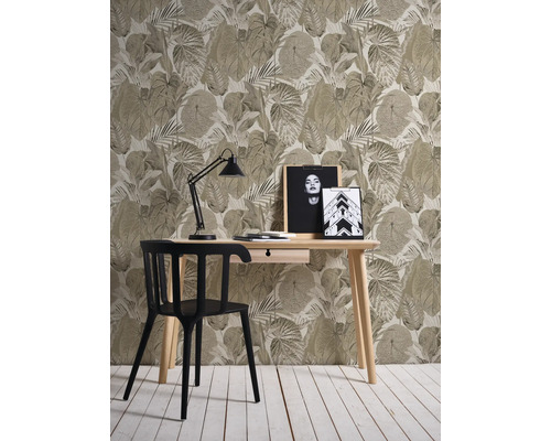 Werkkamer met bureau, stoel, bureaulamp en bloemenbehang