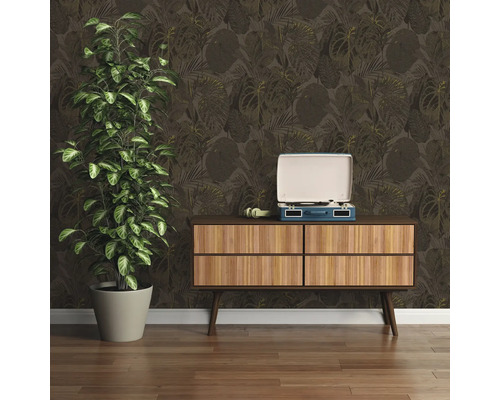 Decoratieve kamer met patroonbehang, houten vloer, commode, potplant en platenspeler.