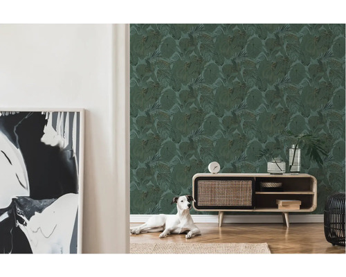 Woonkamer met groene bladerenbehang, dressoir en hond